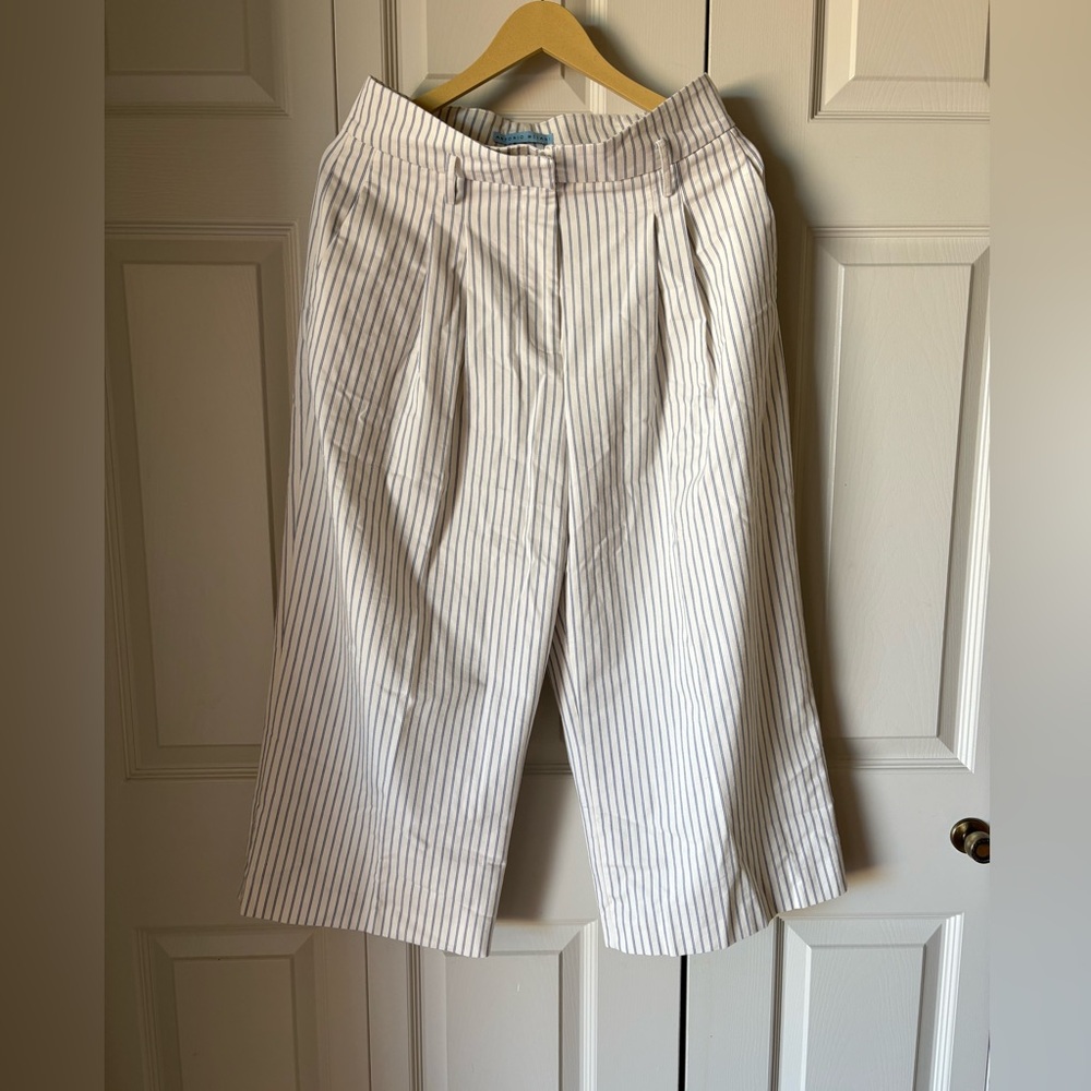 Antonio Melani | PinStripe Wide Leg Cropped Pants. Size 8. Coastal summer. Chic